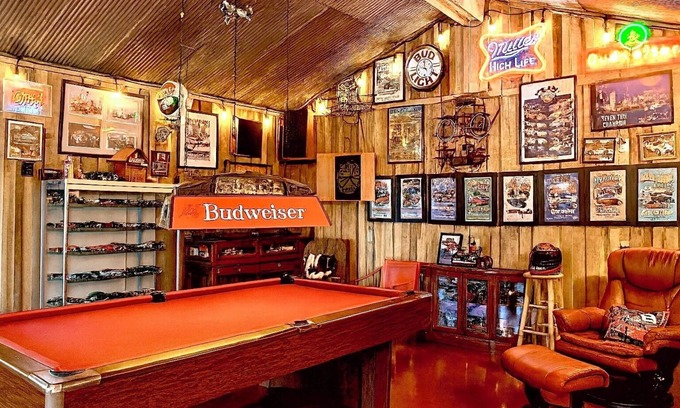 Gruetli Laager Cabin | Blue Suede Stay - Elvis’s Escape