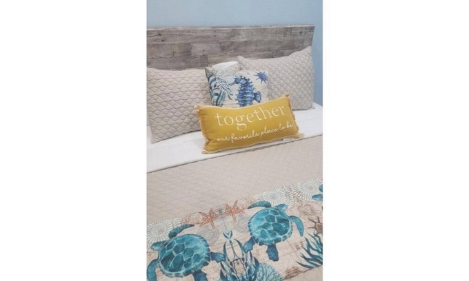 Nassau House | Blue Turtle 6-bedroom house in welcoming Nassau with WiFi, AC