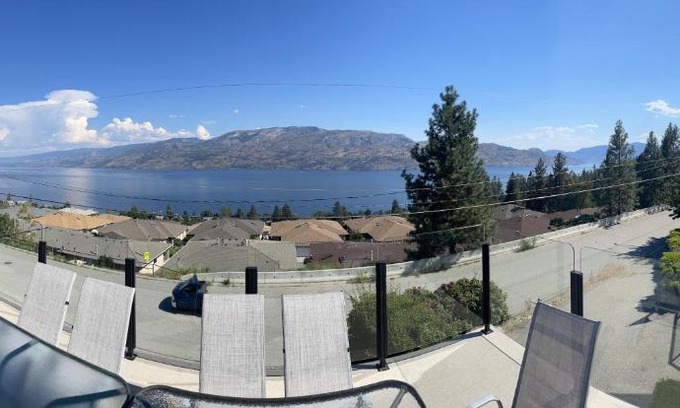 Central Okanagan House | Blue View Family Getaway