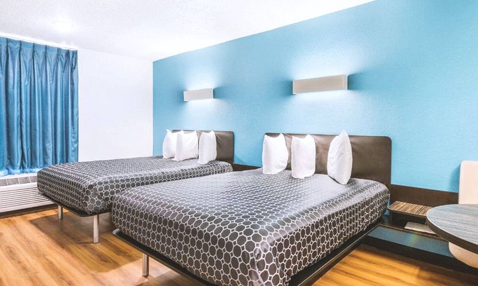 Beeville Hotel | Blue Way Inn & Suites Beeville-Comfort 2 Queen Bed with Kitchenette NS