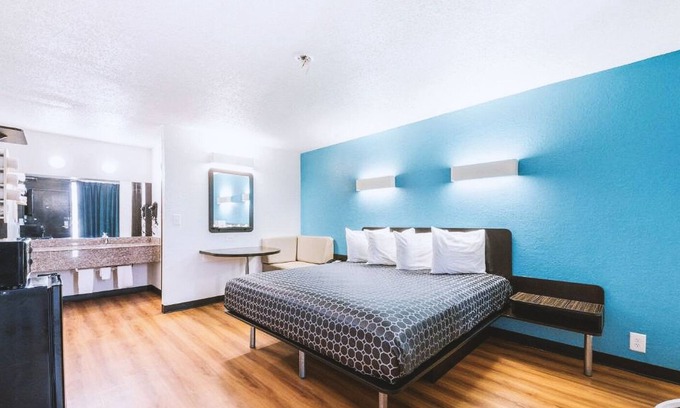 Beeville Hotel | Blue Way Inn & Suites by Jasper Beeville-1 King Bed Non Smoking