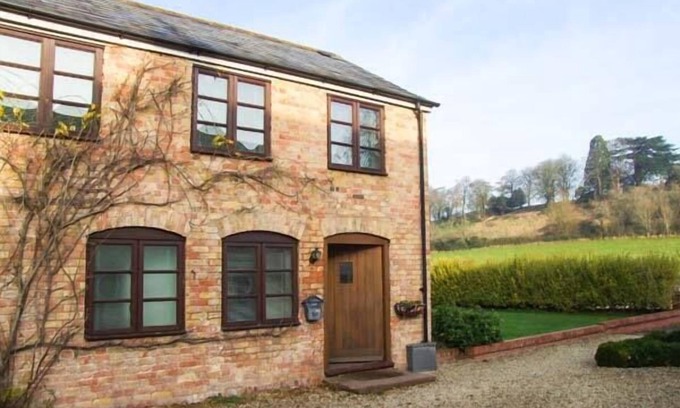 Newnham Cottage | BLUEBELL COTTAGE, family friendly, with a garden in Newnham-On-Severn