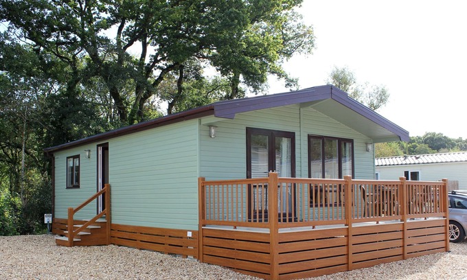 Saltash House | BLUEBELL LODGE, pet friendly, with hot tub in Saltash