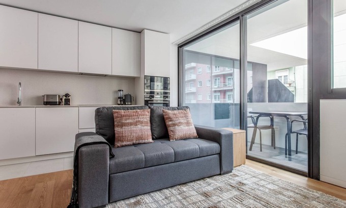 Lisbon Old Town Apartment | Blueground | Amoreiras, gym, pool & spa