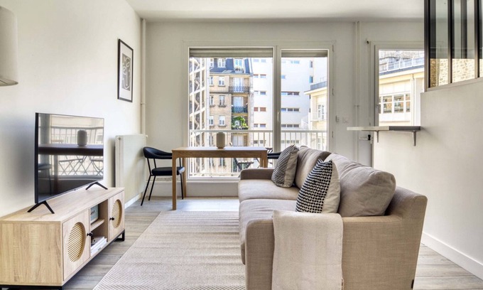 Prince–Marmottan Apartment | Blueground | Auteuil, balcony, nr Seine