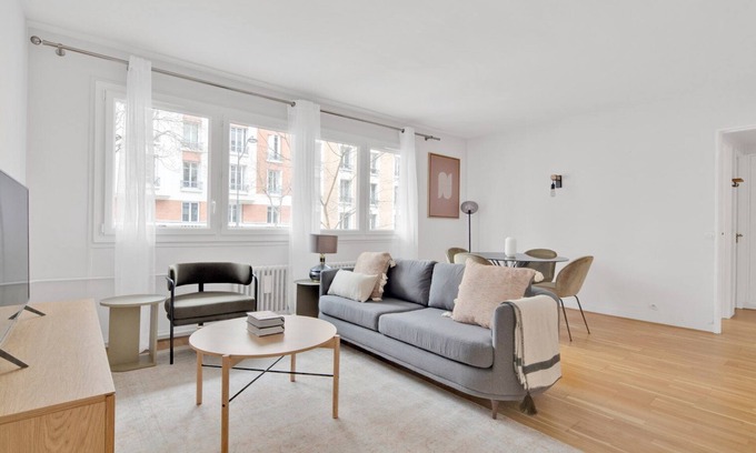 Auteuil Apartment | Blueground | Auteuil, elevator & concierge