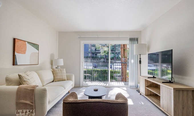 Los Angeles Apartment | Blueground | Burbank, pool & bbq, nr studios