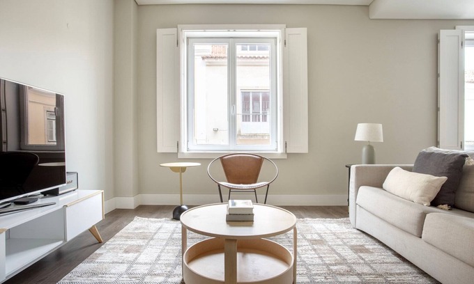 Sacramento Apartment | Blueground | Chiado, furniture, parking