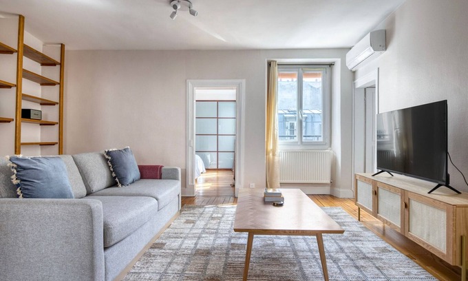 Les Halles Apartment | Blueground | Les Halles, a/c, nr mall