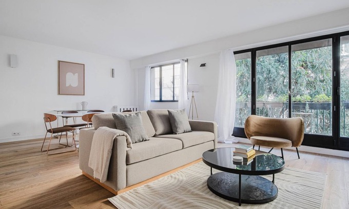 Porte-Dauphine Apartment | Blueground | Porte Maillot. balcony & concierge