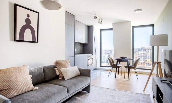 Sao Jorge de Arroios Apartment | Blueground | Saldanha, furnished, full kitchen