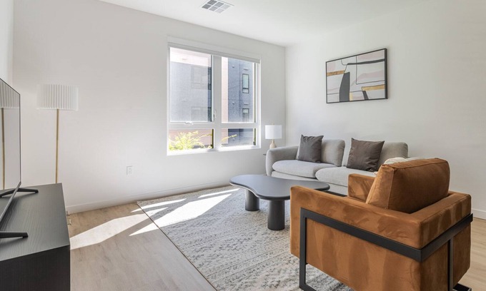 Newhall Apartment | Blueground | Santa Clara, pool, nr Central Park