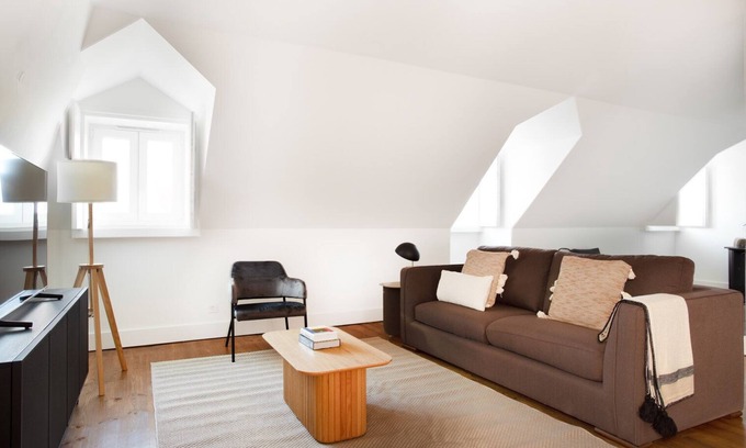 Lisbon Old Town Apartment | Blueground | Santo António, pool & parking