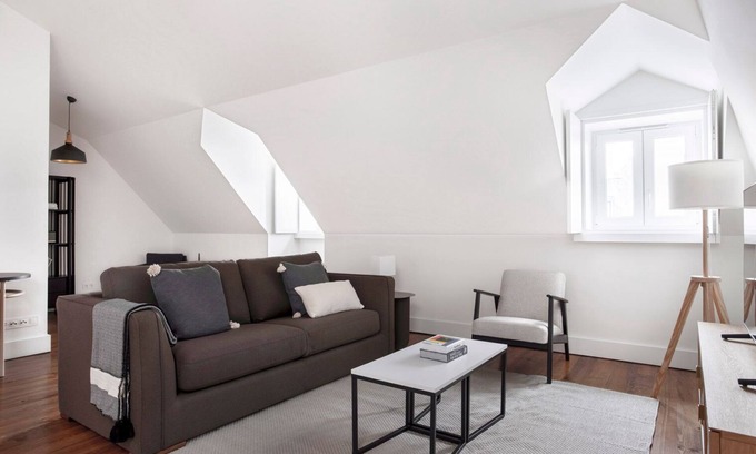 Lisbon Old Town Apartment | Blueground | Santo António, pool & parking