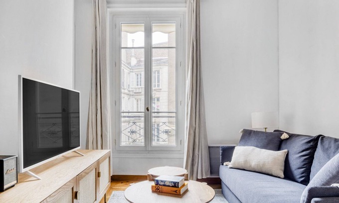 6th Arrondissement Apartment | Blueground | St Placide, balcony, nr Bon Marché