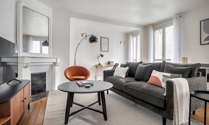 Porte-Dauphine Apartment | Blueground | Trocadéro, elev, nr Eiffel Tower
