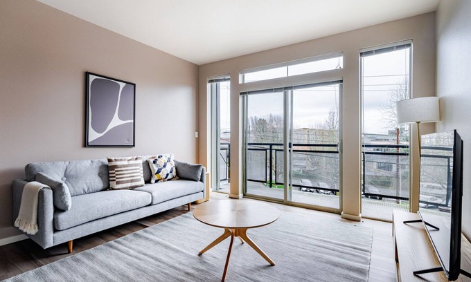 University District Apartment | Blueground | Univ Dist, AC & elev, nr UW & Burke