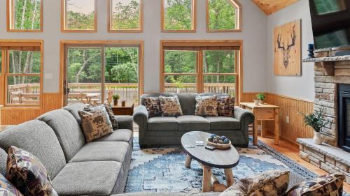 Albrightsville House | Bluejay Getaway by AvantStay Walk to Lake 7BDR Hot Tub Pool Table