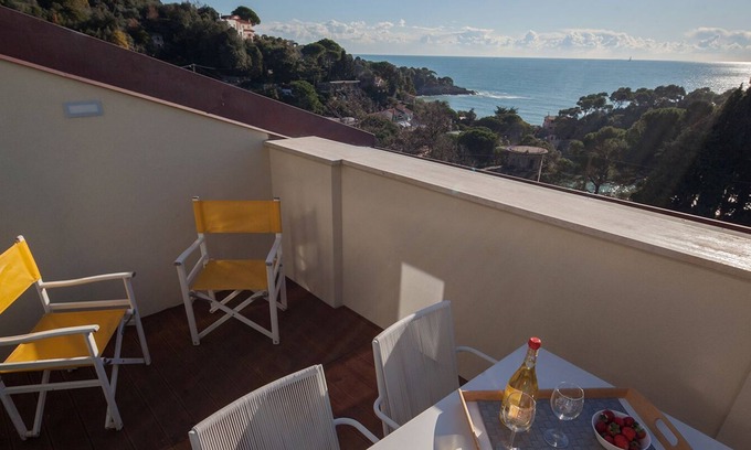 Tellaro Apartment | BlueLine Terrace - attic with two rooms in front of Fiascherino beach