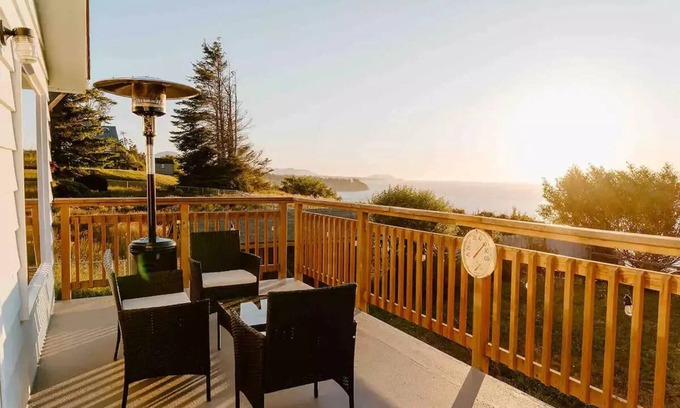 Port Angeles Cottage | Bluff Cottage - Waterfront home near Olympic National Park