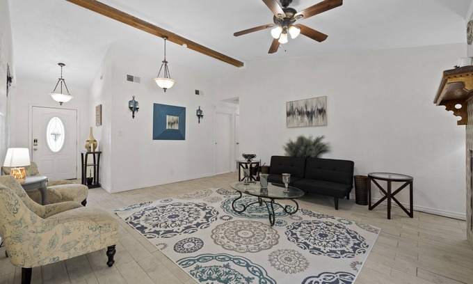 Waco House | Bluffs Retreat 15 min to Magnolia and Baylor University