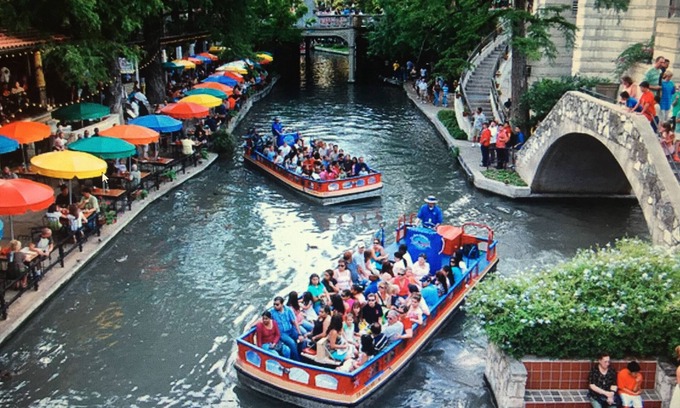 Heritage House | *BMT* Huge Home Near LACKLAND/SEA WORLD/ALAMO