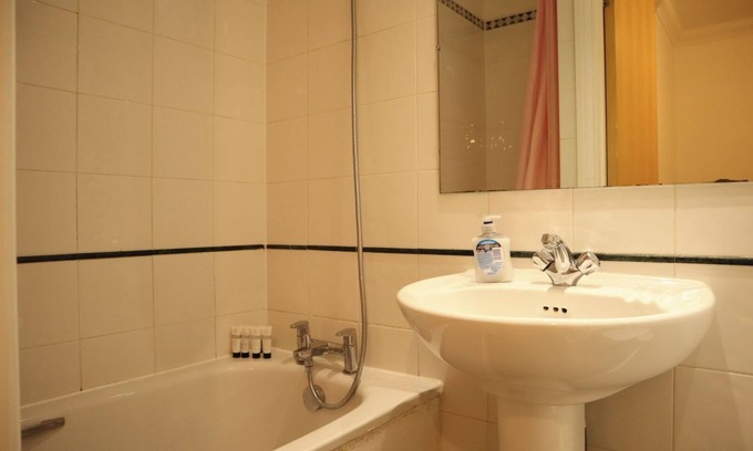 Bunhill Apartment | BnBNook - 4BR Townhouse - West End and Farringdon