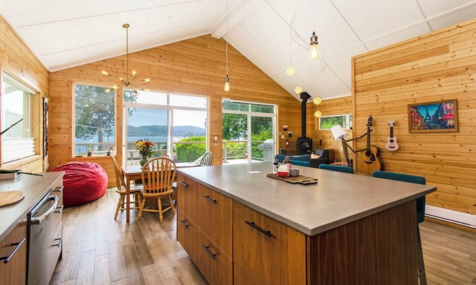 District of North Vancouver House | Boat-access & Waterfront 3 BR Cabin Retreat 45 minutes from downtown Vancouver.