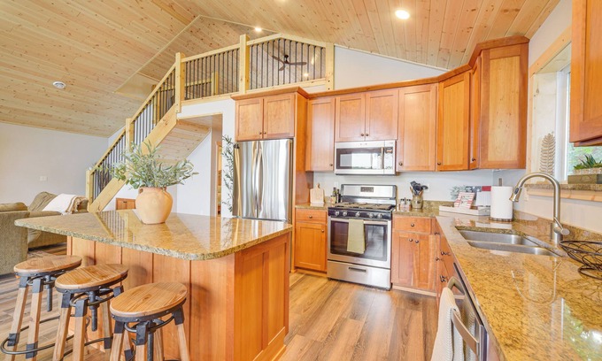 Siren Cottage | Boat Dock, BBQ & Fireside Fun: Clam Lake Cabin