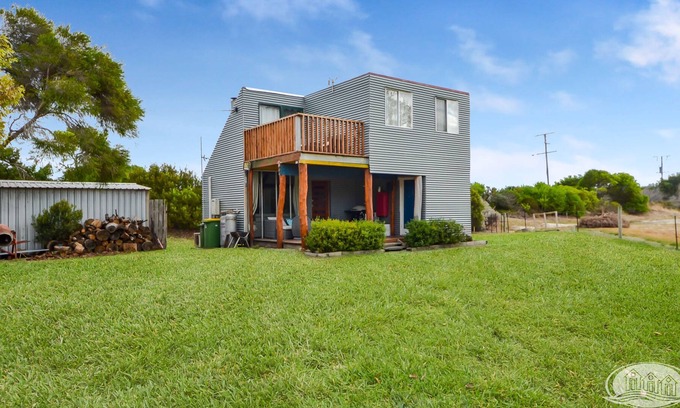 Allestree Cottage | Boat friendly, affordable beach shack accommodation on Dutton Way coastline.