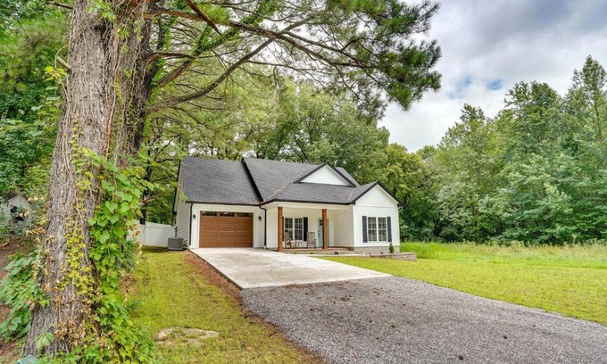 Hardin House | Boat Ramp Access Modern Kentucky Lake Home