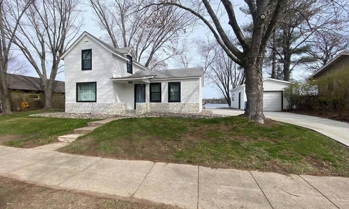 Elk River House | BOAT-SWIM-FISH Lake Cottage-Pontoon Rental