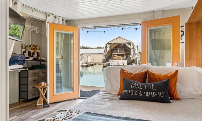 Bayview Apartment | Boats ‘N Rows Float Home