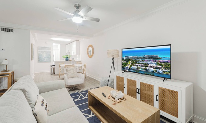 Boca Raton Apartment | Boca Waterfront Oasis: Walk to Beach + Pool, Hot Tub, Gym