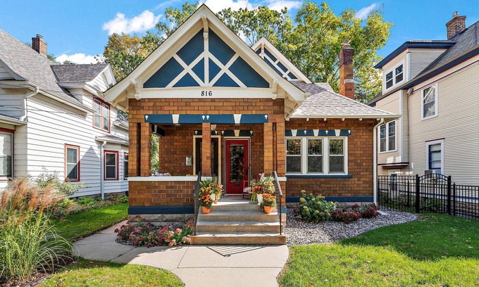 Marcy-Holmes Apartment | "Boho Bungalow" Minneapolis by Roxy Rentals