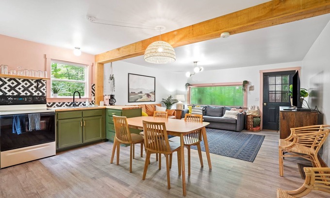 South Bloomingville Cabin | Boho Decor, Quiet, Wooded Lot, Flexible Cancellation Policy