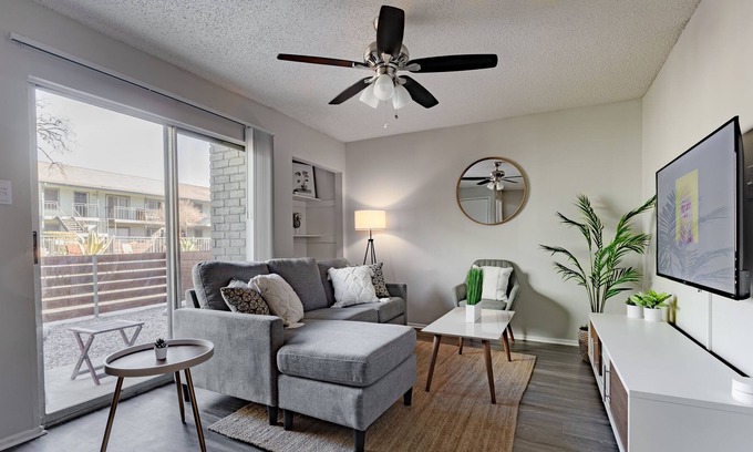 South Lamar Apartment | Boho Retreat in SoLa☼Sleeps 5☼King Bed☼WiFi☼2BR