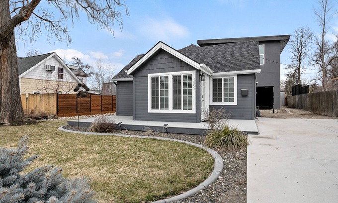 Veterans Park Cottage | BoiseWhitewaterCottage Bike Downtown or on the Greenbelt by the Boise River