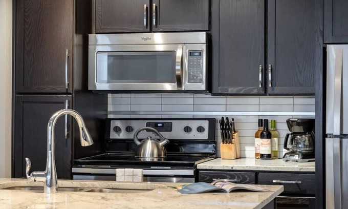 Downtown Dallas Apartment | Bold CozySuites w/pool, gym, roof #7