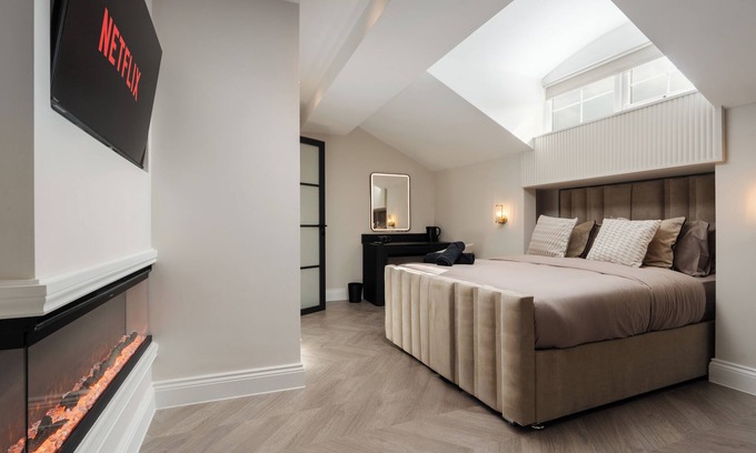 Liverpool City Centre Apartment | Bold St | Skylight Charm | Fireplace | Comfy Vibe