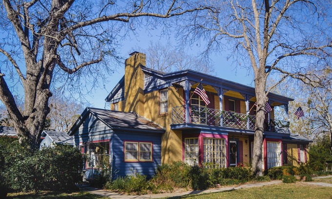 Denton House | BolivarPlace whole upstairs 2 br/1 bath Within walking distance to Downtown/TWU