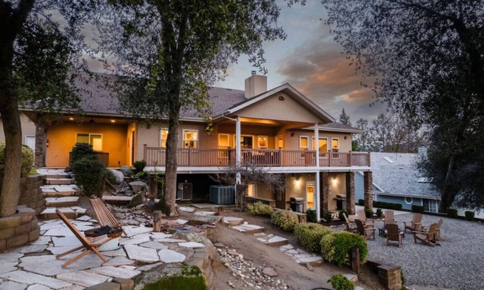 Oakhurst Villa | Bollinger Villa |sleeps 22| EV| Hot Tub| Fire Pit