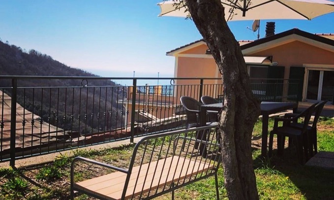 Cogorno Apartment | Bonaventura Holiday Home - Country house with a sea view
