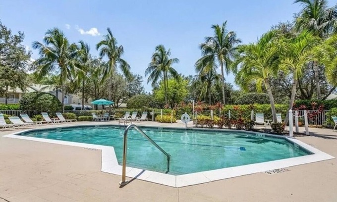 Bonita Springs Condo | Bonita Beach, Gated, Pools. Hot tubs. tennis court, Gym. Beaches minutes away