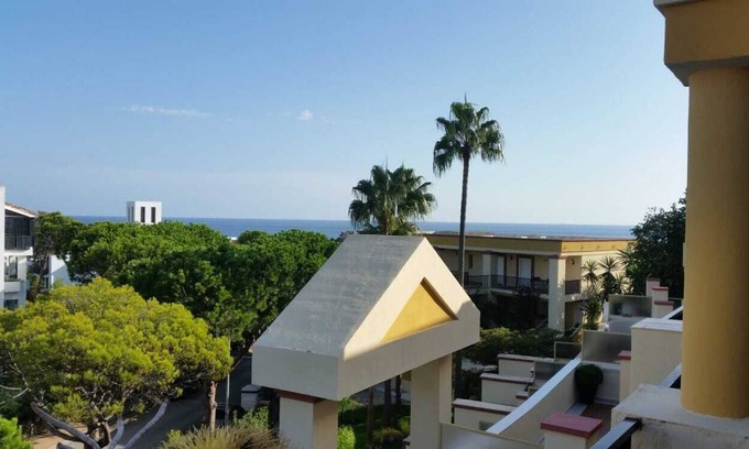 Nikki Beach Apartment | Bonito apartamento con vistas al mar en una de las mejores zonas de Marbella.