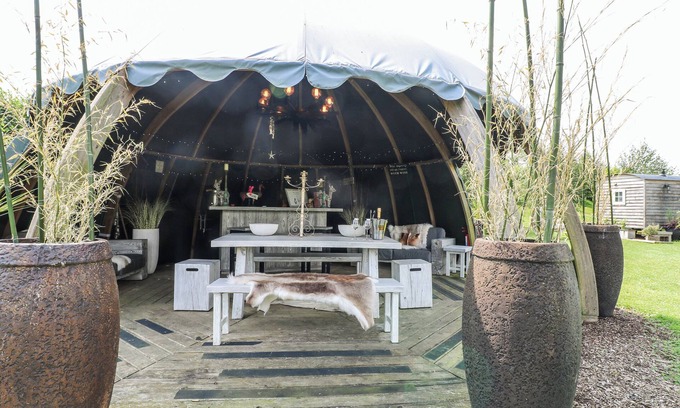 Redmile Cottage | BONNIE'S SHEPHERDS HUT, romantic, with hot tub in Redmile