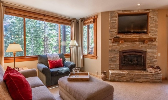 Truckee Condo | Book for Fall! Cozy Condo near Village of Northstar! Close to Chairlift!