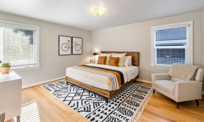 Whittier Heights House | Book May 21-27 for $1455 (send inquiry 4 special) | Trendy Ballard Bungalow | 7 Miles 2 Dwntwn