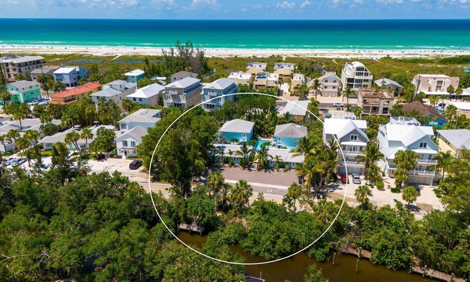 Siesta Key Condo | 🦩Book Me Baby! Wildflower Inn Siesta Key #2 Hibiscus🦩