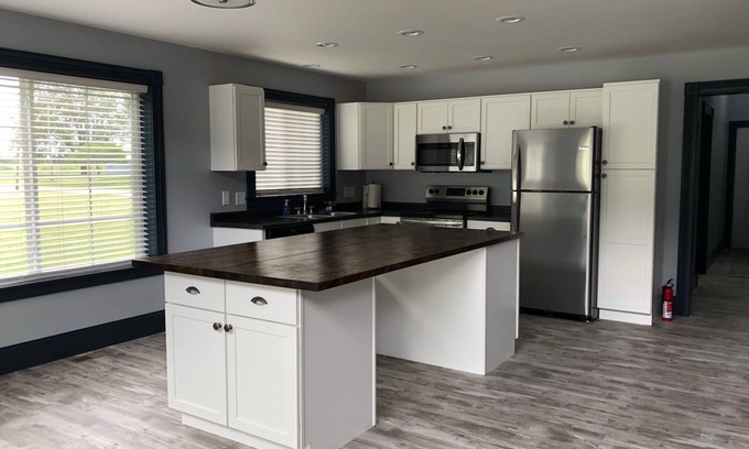 Nauvoo House | BOOK NOW 2024 LAST MINUTE SAVINGS! Mulholland Mansion House, Sleeps Up To 36!
